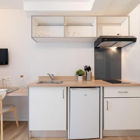 Fully-equipped Next To Flandres Apartment